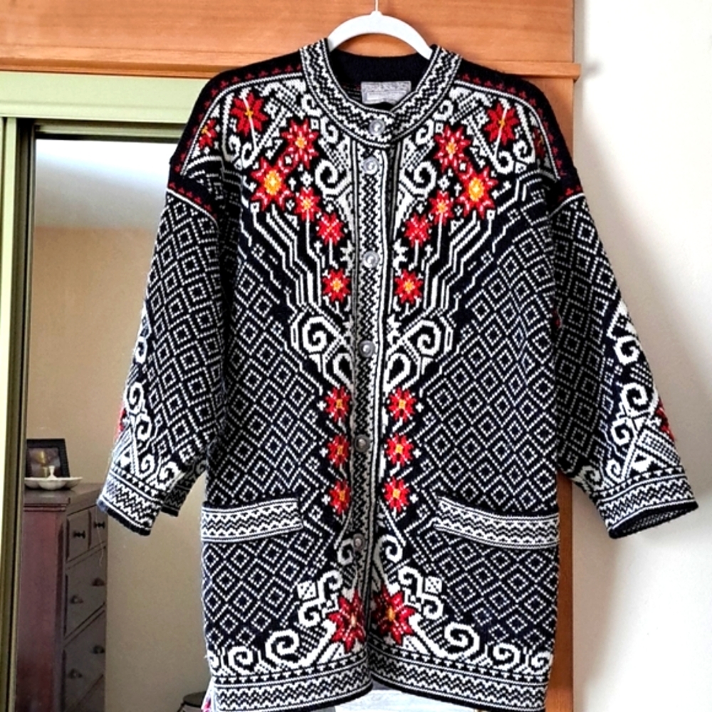 Norlender new wool holiday   women's cardigan .Size Small. Used.